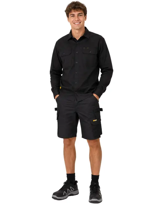 Sort herre-arbejdsskjorte med knapper og brystlommer, kombineret med sorte cargoshorts med flere lommer og stropper. Velegnet til arbejdstøj. Modellen har sorte sokker og sportssko.