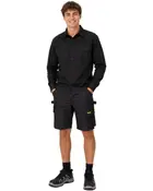 Svart herrarbetskjorta med knappar och bröstfickor, matchad med svarta cargoshorts med flera fickor och hällor. Passar som arbetskläder. Modellen har svarta strumpor och träningsskor.