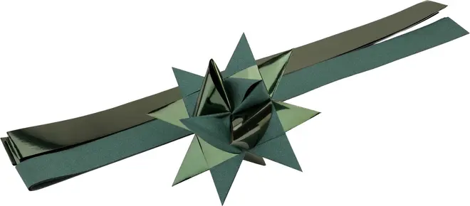 Mørkegrøn metallisk gave-sløjfe med matchende bånd. Sløjfen har spidse stjerneformede løkker og sidder på et fladt, skinnende bånd, perfekt til gavedekoration.