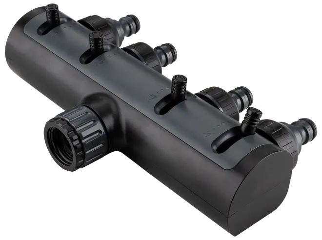 Svart plastbevattningsfördelare med fyra slangutgångar, var och en med individuell flödesventil, samt en stor gängad huvudingång för vattenanslutning.