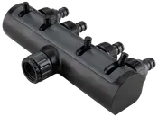 Sort plastikfordeler til vanding med fire slangetilslutninger, hver med individuel flowkontrolventil, samt en stor gevindtilslutning til hovedvandforsyning.