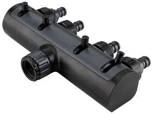 Sort plastikfordeler til vanding med fire slangetilslutninger, hver med individuel flowkontrolventil, samt en stor gevindtilslutning til hovedvandforsyning.