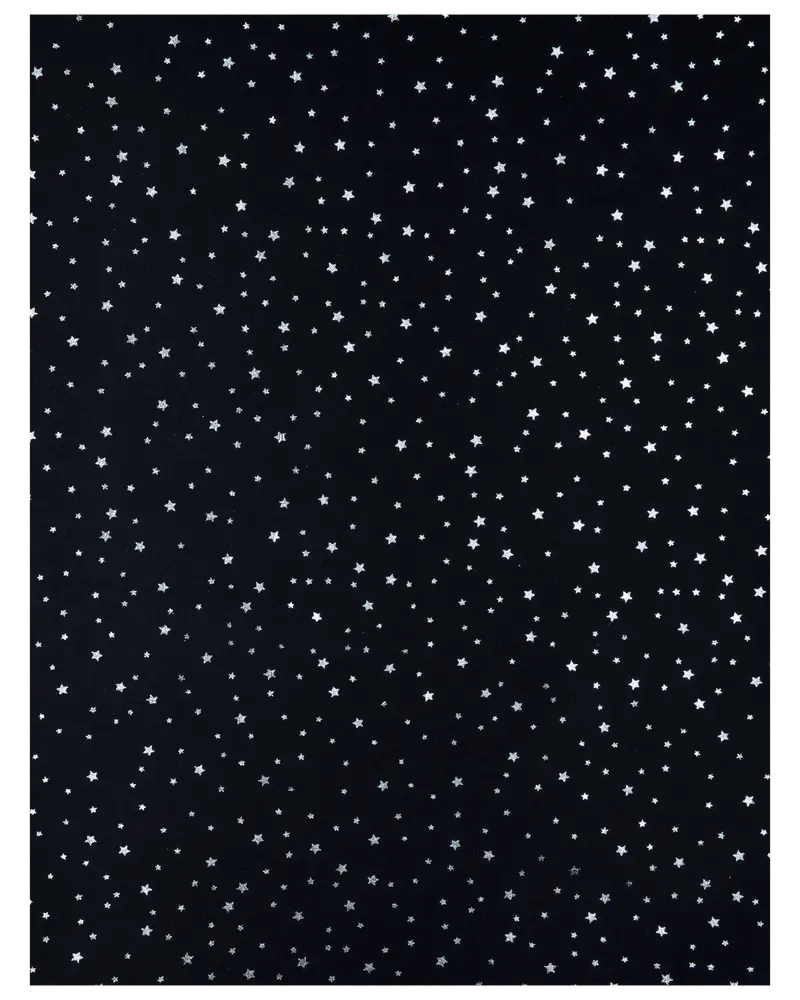 Svart tyg med små vita stjärnor jämnt fördelade över ytan, passar till kläder, pyssel eller heminredning. Materialet verkar slätt och lätt.