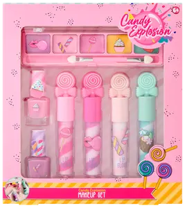 Børnemakeup-sæt med lyserød emballage, indeholder fire lipglosser, to neglelakker, seks øjenskygger og to applikatorer. Produkterne har sliktema. Velegnet til børn fra 6 år.