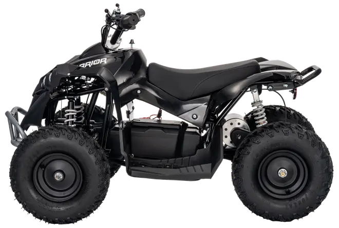 Sort elektrisk ATV med store terrændæk, polstret sæde, solid ramme, affjedring for og bag samt styrkontroller. Velegnet til børn eller unge til udendørs kørsel.