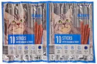 Pakke med 10 kattegodt sticks med laks og ørred, 33,5% råprotein, kornfri, uden tilsat sukker eller farvestoffer, fremstillet i EU. Sølvpakning med kattebillede.