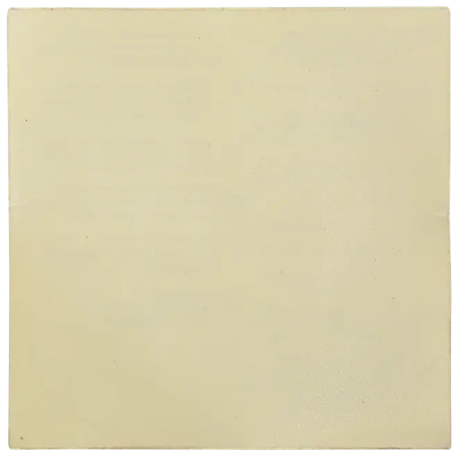 Fyrkantigt kakel i enfärgad krämfärg med slät, blank yta. Passar väggar eller golv i kök, badrum eller andra inomhusmiljöer. Enkel, modern design.