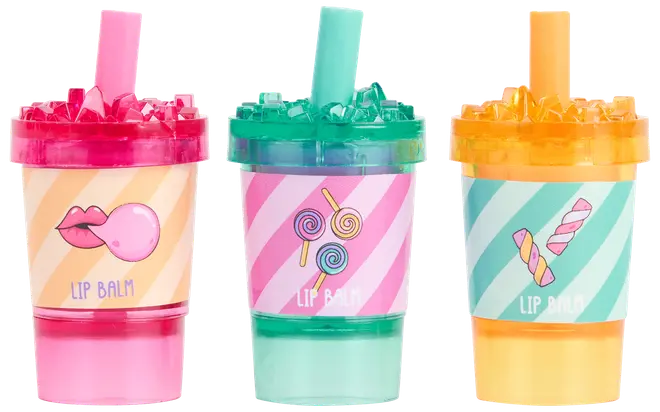 Sæt med tre læbepomader i farverige, kopformede beholdere med sugerørslåg, hver med et unikt sliktema og pastelfarver. Sjov og legende emballage, perfekt som gave eller til eget brug.