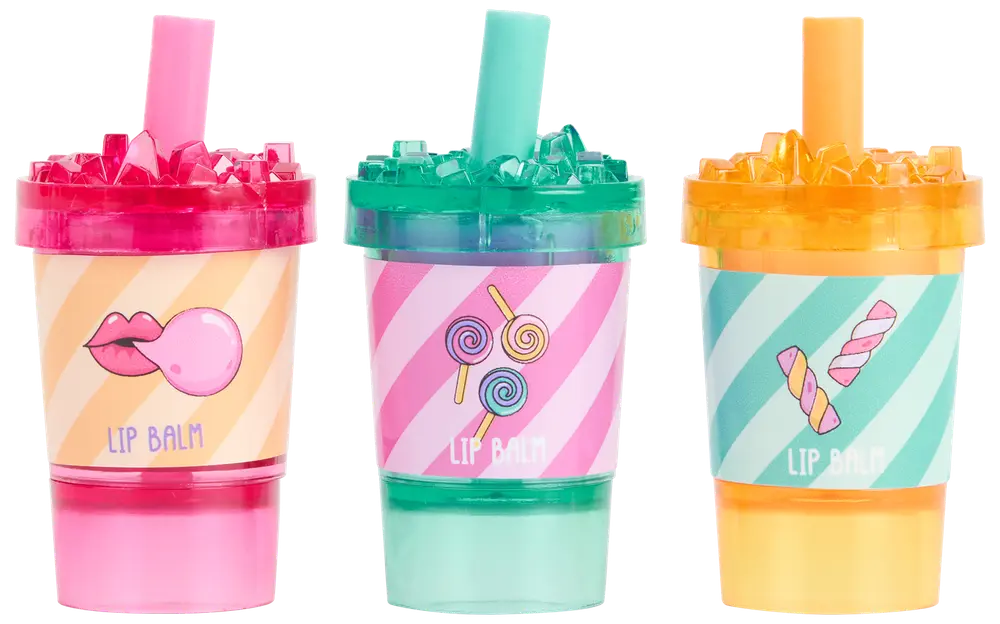 Sæt med tre læbepomader i farverige, kopformede beholdere med sugerørslåg, hver med et unikt sliktema og pastelfarver. Sjov og legende emballage, perfekt som gave eller til eget brug.