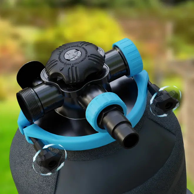 Sort og blå multiportventil til vandfiltersystem med gevind- og slangeforbindelser, ergonomisk håndtag og holdbar plastkonstruktion. Velegnet til pool- eller damfiltrering.