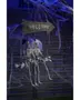 Halloween-dekoration med två skelett på en gunga, ett med slöja, under en träskylt med 'Welcome'. Omgiven av konstgjorda spindelnät, perfekt för utomhusbruk.