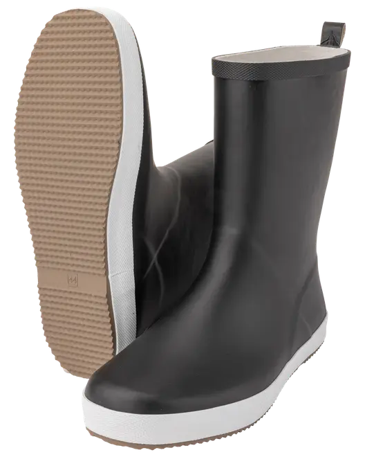Sorte gummistøvler med hvide såler, slip-on design, tekstureret lysebrun ydersål for greb, mellemhøjt skaft og strop bagpå for nem påtagning.