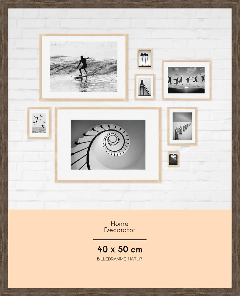Set med tavelramar i naturträ, 40 x 50 cm, visade med svartvita foton. Perfekt för heminredning, passar olika fotostorlekar och väggarrangemang.