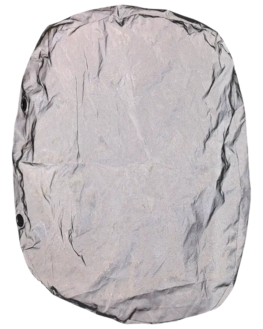 Sølvfarvet, oval bilovertræk af let, krøllet materiale med tre sorte trykknapper i venstre side. Beskytter bilen mod støv og vejr.