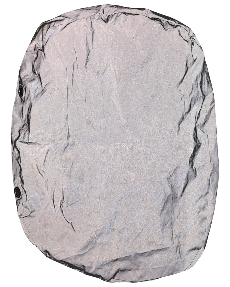 Sølvfarvet, oval bilovertræk af let, krøllet materiale med tre sorte trykknapper i venstre side. Beskytter bilen mod støv og vejr.