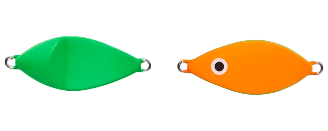 Två fiskformade fiskedrag, ett grönt och ett orange, med metallringar i båda ändar; det orange draget har ett tryckt öga.