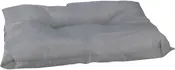 Rektangulær, lysegrå hundeseng med blød, polstret overflade og let fordybning i midten. Lavet af stof, egnet til små til mellemstore kæledyr. Enkel, minimalistisk stil.