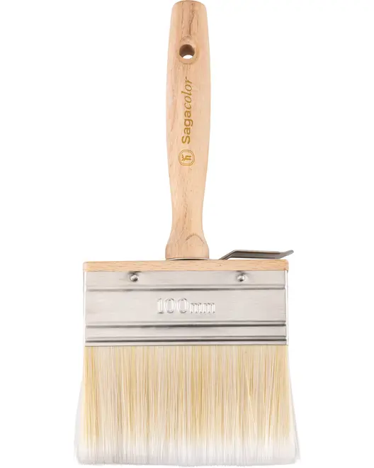 Bred malerpensel med lyst træhåndtag, metalbånd og syntetiske børster. Håndtaget har ophængshul og "Sagacolor" mærke. Børsten er 100 mm bred, ideel til store flader.
