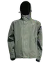 Herre olivengrøn vandtæt jakke med hætte, frontlynlås, to lynlåslommer, justerbare manchetter og diskret logo på brystet. Letvægtsjakke til udendørsaktiviteter og regnvejr.