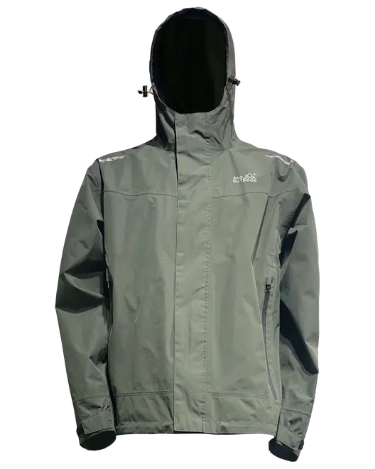 Herre olivengrøn vandtæt jakke med hætte, frontlynlås, to lynlåslommer, justerbare manchetter og diskret logo på brystet. Letvægtsjakke til udendørsaktiviteter og regnvejr.