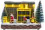 Oplyst miniature julebutik med sne, to grantræer, nissefigurer, indkøbsvogne og Harald Nyborg-skilte.