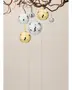 Set med spegelklädda discokuleornament i silver och guld, upphängda i grenar med snören och reflekterande mosaikplattor.
