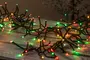 Ljusslinga med röda, gröna och gula LED-lampor på svart sladd, arrangerad i förgrenat mönster, passar för inomhus- eller utomhusdekoration vid jul.