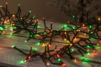 Ljusslinga med röda, gröna och gula LED-lampor på svart sladd, arrangerad i förgrenat mönster, passar för inomhus- eller utomhusdekoration vid jul.