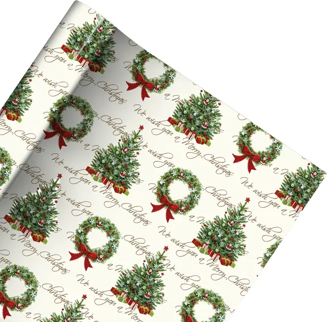 Julegavepapir med dekorerede juletræer, kranse med røde sløjfer og teksten 'We wish you a Merry Christmas' på hvid baggrund. Festligt og elegant design.
