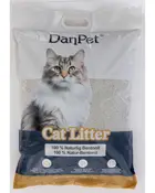 DanPet kattegrus, 100% naturlig bentonit, 8 kg pose. Med billede af langhåret kat, genlukningshåndtag og produktfordele fremhævet på emballagen.