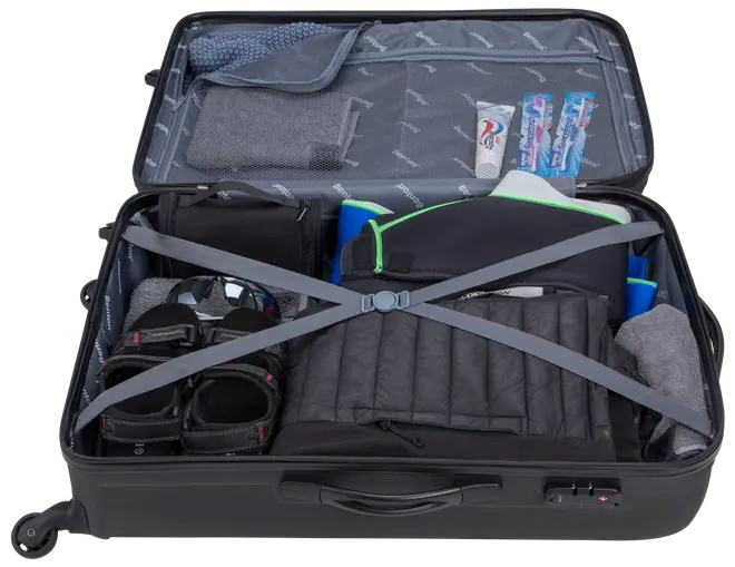 Svart hård resväska med organiserade fack, kryssremmar och nätficka. Innehåller skor, hygienartiklar, kläder, jacka, handduk och reseaccessoarer. Perfekt för effektiv packning och resa.