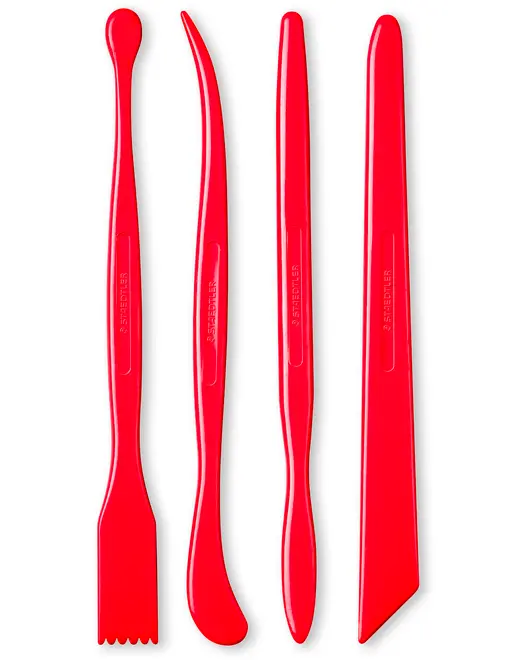 Sæt med fire røde plastikmodelleringsværktøjer med forskellige formede ender til modellering, skæring og detaljer i ler eller dej. Hver har unikke spidser til alsidig brug.