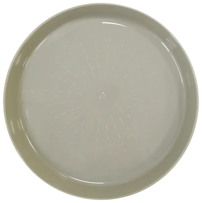 Rund beige plastikbakke med forhøjet kant og diskret radiært mønster på overfladen. Ideel til servering af mad eller drikke. Holdbar og let at rengøre.