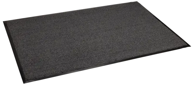 Rektangulär mörkgrå dörrmatta med räfflad yta och svart gummikant, avsedd för inomhus- eller utomhusbruk för att samla upp smuts och fukt från skor.