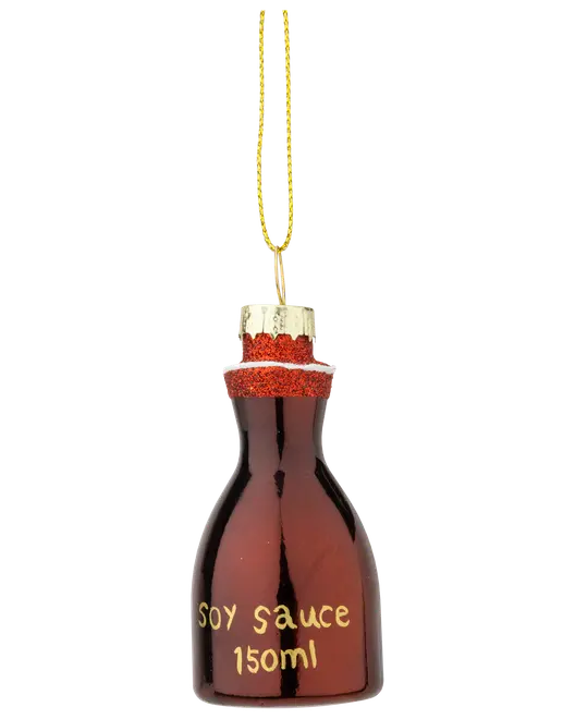 Glaspynt formet som en sojasauceflaske, brun med røde glimmerdetaljer, guldlåg og ophæng. "Soy Sauce 150ml" står skrevet foran.