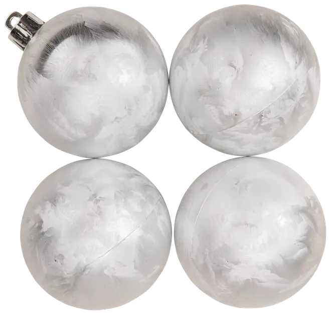 Sæt med fire frostede glasjulekugler, runde med sølv-hvid marmoreret finish, én med metalophæng. Elegante og reflekterende, perfekte til juletræspynt.