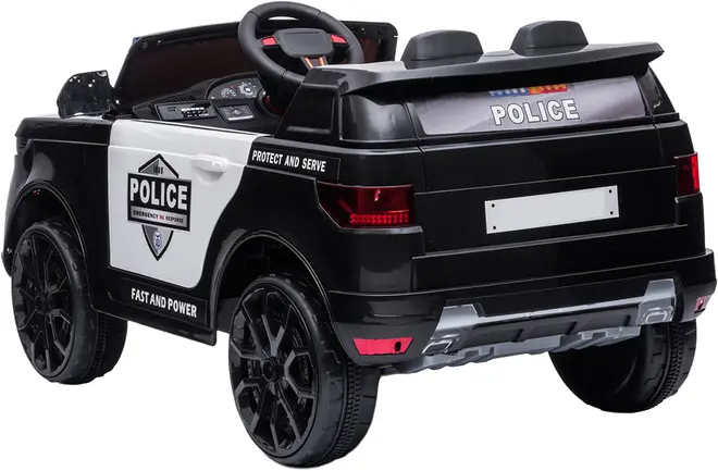 Elektrisk politibil til børn, sort og hvid med politimærker, realistisk instrumentbræt, rat og store hjul. Bagpå står "POLICE" og "Protect and Serve" på siden.
