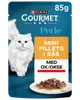 Purina Gourmet Perle kattmatspåse, 85g, mini filéer i sås med lax. Blå förpackning med vit katt och en tallrik med mat.