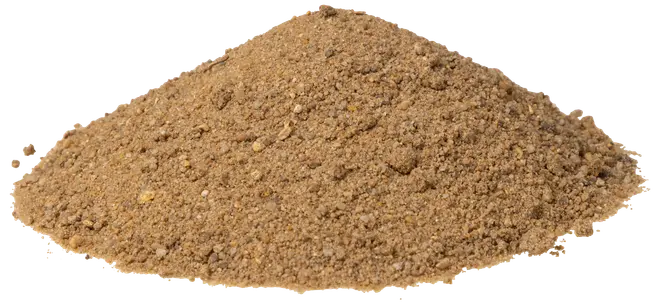 En bun af brunligt, fintmalet krydderiblanding med let grov tekstur, typisk brugt til madlavning. Ingen emballage eller mærkning ses på billedet.