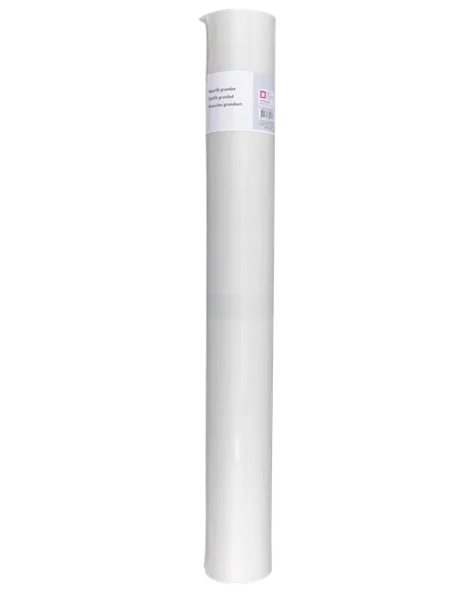 Stor rulle hvid grundet lærred, velegnet til maling eller hobby. Lærredet er tæt rullet og har en etiket med produktinformation og stregkode.