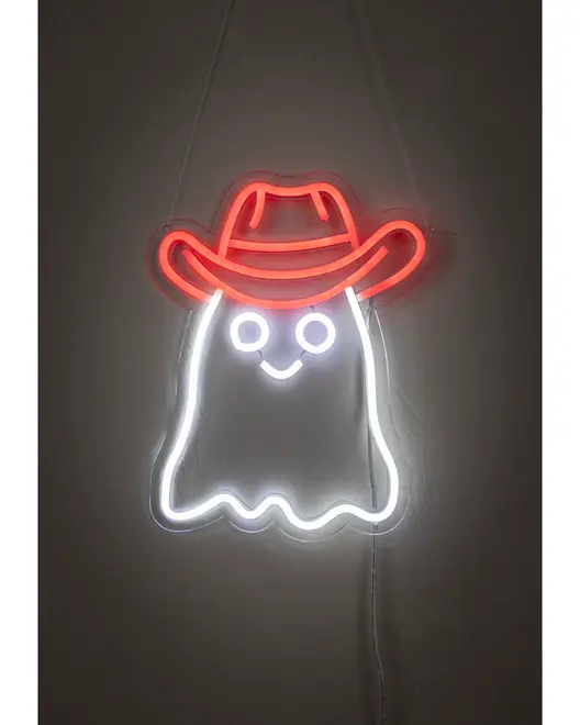 Neonskylt för vägg med en söt vit spökfigur och leende ansikte, bär en röd cowboyhatt. Rolig och fantasifull dekoration för fester eller temarum.
