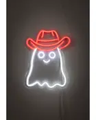 Neonskylt för vägg med en söt vit spökfigur och leende ansikte, bär en röd cowboyhatt. Rolig och fantasifull dekoration för fester eller temarum.