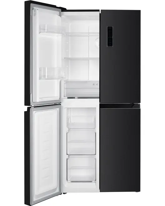 Svart fyrdörrars kylskåp med kyl ovan och frys nedan. Justerbara glashyllor, klara dörrfack och digital kontrollpanel på högra dörren.