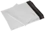 Stapel vita plastkuvert med självhäftande svart förslutning, lätta och vattentäta, perfekta för frakt av dokument eller småsaker. Slät yta, rektangulär form.