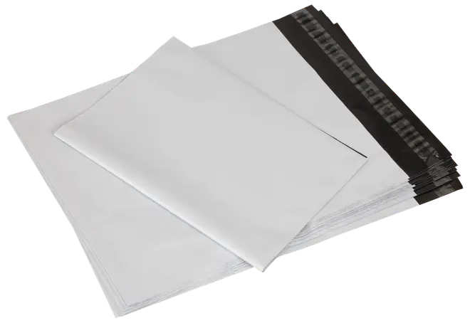 Stapel vita plastkuvert med självhäftande svart förslutning, lätta och vattentäta, perfekta för frakt av dokument eller småsaker. Slät yta, rektangulär form.