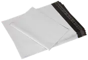 Stapel vita plastkuvert med självhäftande svart förslutning, lätta och vattentäta, perfekta för frakt av dokument eller småsaker. Slät yta, rektangulär form.