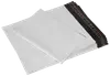Stapel vita plastkuvert med självhäftande svart förslutning, lätta och vattentäta, perfekta för frakt av dokument eller småsaker. Slät yta, rektangulär form.
