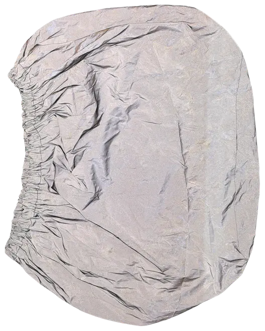 Lys grå, oval beskyttelsesovertræk med elastiske kanter, lavet af vandafvisende stof. Designet til at passe tæt over f.eks. en grill eller udendørsudstyr.