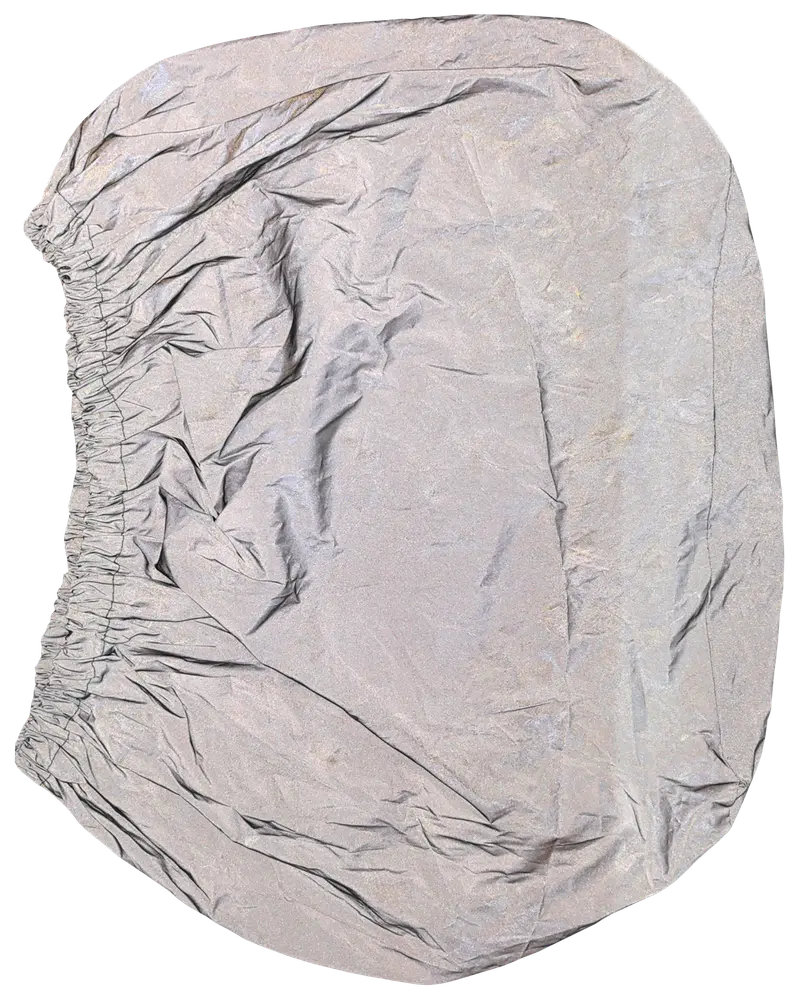 Lys grå, oval beskyttelsesovertræk med elastiske kanter, lavet af vandafvisende stof. Designet til at passe tæt over f.eks. en grill eller udendørsudstyr.