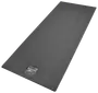 Sort Reebok træningsmåtte med tekstureret overflade og Reebok-logo i det ene hjørne. Rektangulær form, velegnet til yoga, pilates eller fitness. Holdbart, skridsikkert materiale.